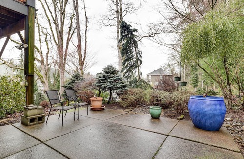 Silverton House | Silverton Home w/View, 2 Mi to Oregon Garden!