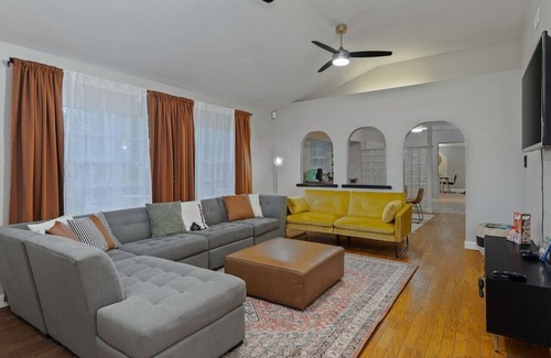 Lake Eola Heights House | Downtown Gem w/Jacuzzi + Basketball + Games!