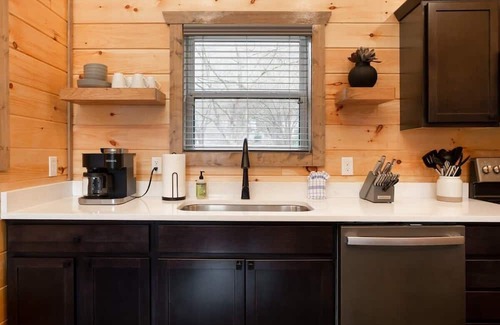 Gatlinburg Cabin | Brand New/1 Mile 2 Downtown Gatlinburg/Park-Like