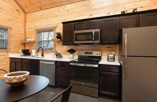 Gatlinburg Cabin | Brand New/1 Mile 2 Downtown Gatlinburg/Park-Like