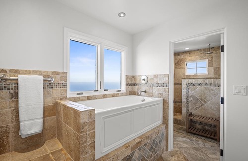 Malibu House | Mount Malibu Mansion l Panoramic Ocean Views + MiniGolf + Hot Tub