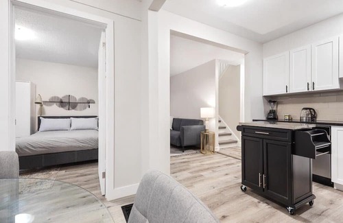Ottawa Division Bed & Breakfast | 14 minutes from downtown, brand new home in Ottawa