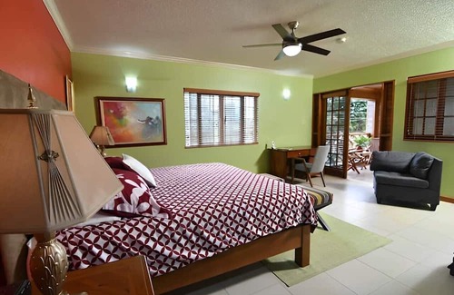 Mona Cabin | Tranquil Romantic Retreat in Kingston