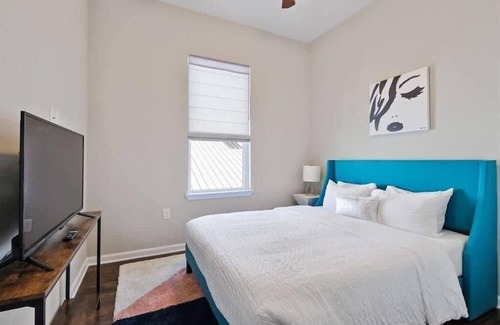 Mid-City House | Enormous Colorful New 6br Pad w/ Parking