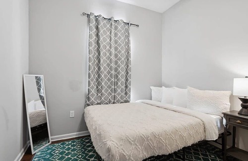 Mid-City House | Enormous Colorful New 6br Pad w/ Parking