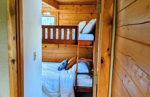 Meadow Lakes Cabin | Classic Alaskan Log Cabin on Lake, Sleeps 5 - 7