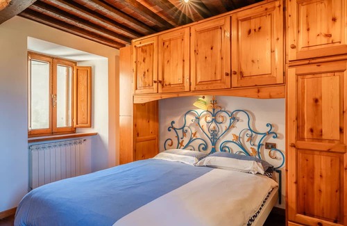 Trassilico House | Holiday Home 'Dimora La Rocca' with Views of "Monte Forato" in the Alpi Apuane