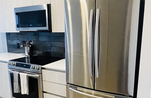 Westside Apartment | Modern Feng Shui Japanese Studio Suite - FREE PARKING