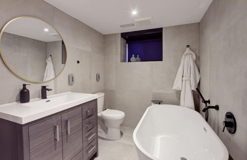 The Beaches House | Spacious 2 level apartment by Woodbine Beach