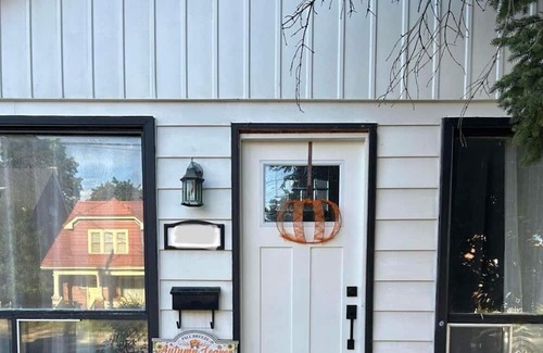 Owen Sound House | SecondAveOasis - With pool! : Also ask about our returning guest discount!