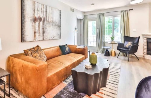 Oro-Medonte Ski Chalet | Escape the City in our Chalet Townhouse for 8 - w/ Jacuzzi & Access to Pool /Gym