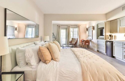 Oro-Medonte Ski Chalet | Escape the City in our Chalet Townhouse for 8 - w/ Jacuzzi & Access to Pool /Gym