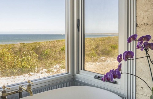 D'estrees Bay House | From this cosy accommodation there’s a sense of unblinkered exploration.