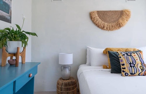 Freshwater Apartment | Vibrant Beachside Retreat - 2BR Unit in Freshwater