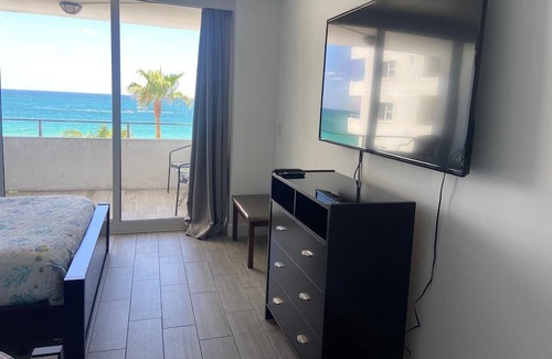 Bermuda Riviera House | 1. Beachfront Oceanview Private Hotel Fort Lauderdale Beach Balcony Pool View