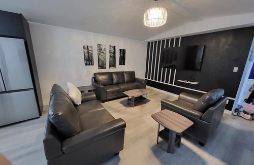 Hinton House | Modern Oasis in Hinton