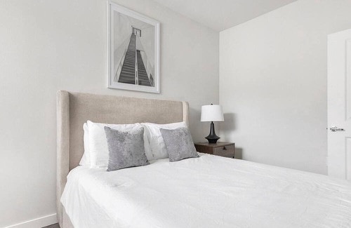 Spring Branch East Apartment | Modern Apartment in Prime Location (ID1403X425)
