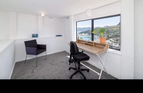 Lyttelton House | Spectacular Views & Lots to do!