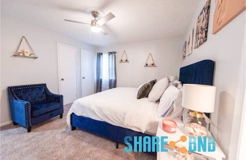 Sherwood House | Charming 3BR/2BA Sherwood Home with 2-Car Garage