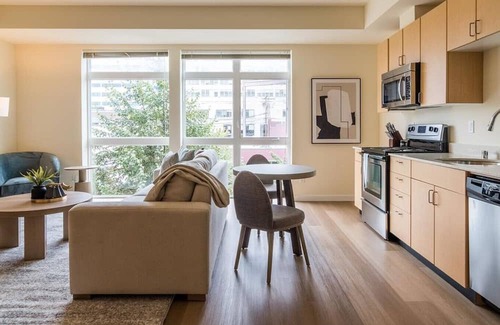 Everett Apartment | Landing at Library Place Apartments - Studio in Bayside