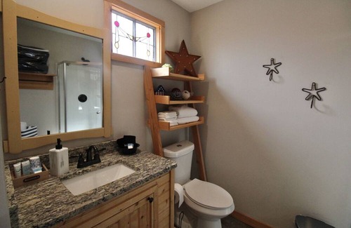 Lenoir City Cabin | Cozy Classy Cabin - pet friendly! Only 1 minute from Lenoir City's main street