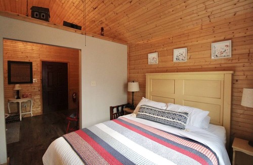 Lenoir City Cabin | Cozy Classy Cabin - pet friendly! Only 1 minute from Lenoir City's main street