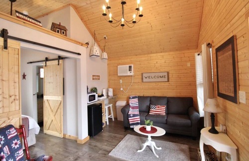 Lenoir City Cabin | Cozy Classy Cabin - pet friendly! Only 1 minute from Lenoir City's main street