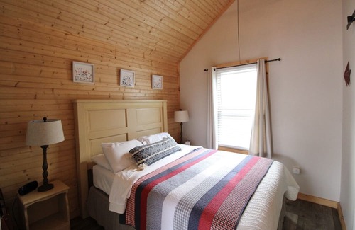 Lenoir City Cabin | Cozy Classy Cabin - pet friendly! Only 1 minute from Lenoir City's main street