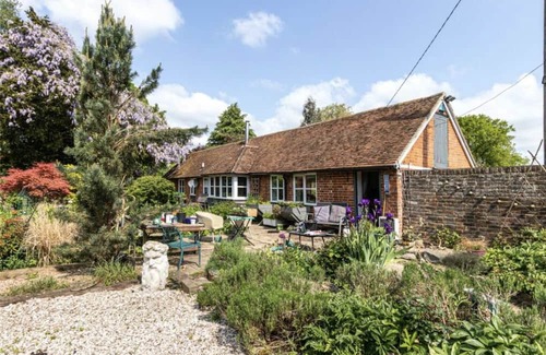 Maidstone Cottage | Superb 2 bed cottage - Hot tub, log burner and gardens in tranquil setting