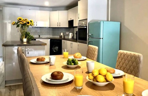 Tarvin House | Spacious and stylish accommodation - sleeps 15