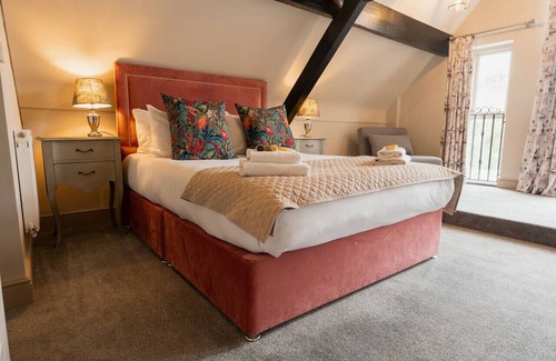 Tarvin House | Spacious and stylish accommodation - sleeps 15