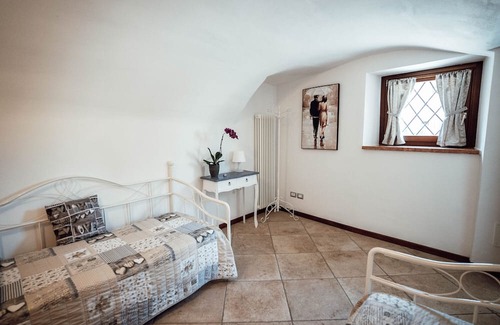 Costermano Apartment | Apartment 'Corte Isabel Rustico' with Shared Pool and Wi-Fi