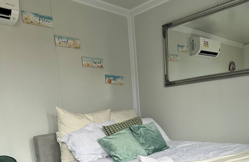 Monterey House | Beach Serenity 1- Close to the beach and public transport only 20mins from city