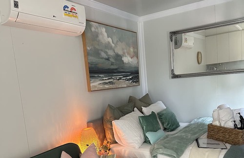 Monterey House | Beach Serenity 1- Close to the beach and public transport only 20mins from city