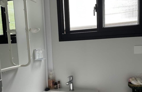 Monterey House | Beach Serenity 1- Close to the beach and public transport only 20mins from city