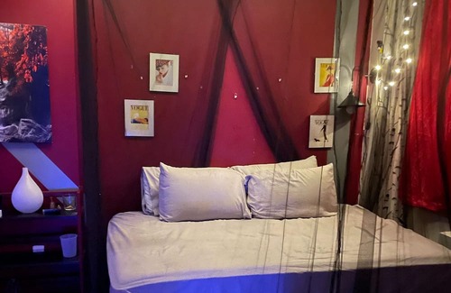 Hell's Kitchen Apartment | Cozy, Fun Studio