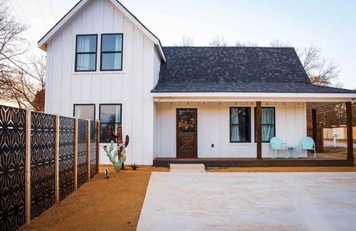 Saint Jo House | Let Go in Saint Jo! A modern barn house