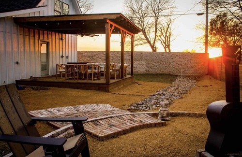 Saint Jo House | Let Go in Saint Jo! A modern barn house