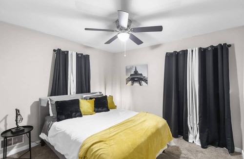 New Castle House | Center Point Gem: 4BR, Parking & Long Stays