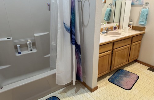 Laclede Bed & Breakfast | Charming waterfront home with 4 bedrooms 3 bath and WiFi, AC in Laclede Idaho