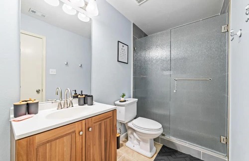 Katy House | Charming 4-bedroom house with WiFi and AC in Katy