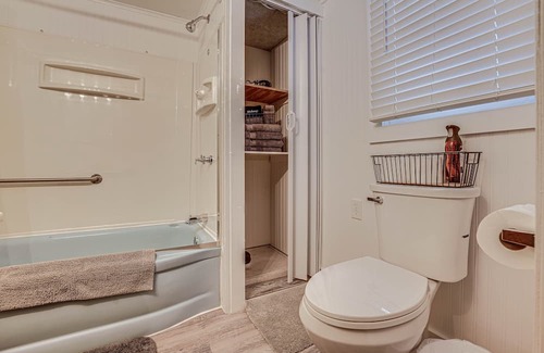 Baldwin Cabin | Charming Baldwin Cabin w/Fenced Yard + Fire Pit!