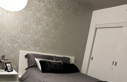 Chinatown Apartment | Cozy Master Suite Room in Gastown Vancouver