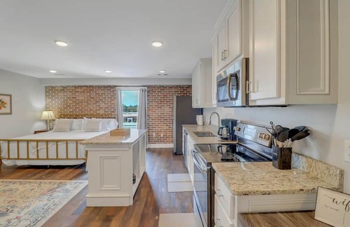 Statesboro Apartment | The Post Suite - Above Bull Barrel Close to GSU