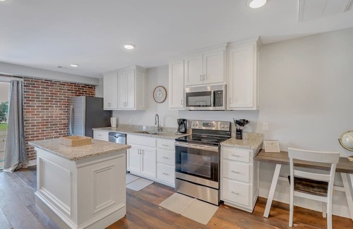 Statesboro Apartment | The Post Suite - Above Bull Barrel Close to GSU
