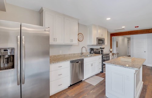 Statesboro Apartment | The Post Suite - Above Bull Barrel Close to GSU