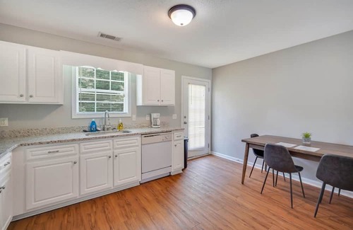 Statesboro House | Charming Gray Home- 5 Mins From GSU