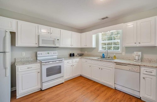 Statesboro House | Charming Gray Home- 5 Mins From GSU