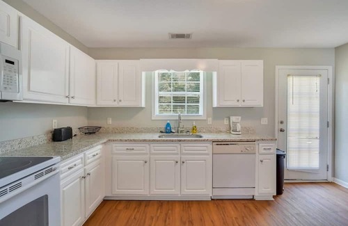Statesboro House | Charming Gray Home- 5 Mins From GSU
