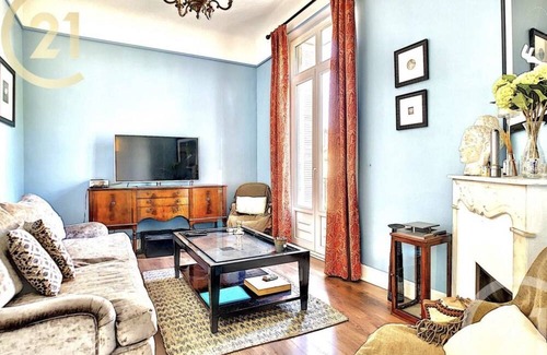 Cannes City Centre Apartment | Stunning spacious 3 bed apartment with Juliette balcony. 5 min walk from Palais